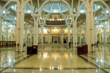 Sarawak, Malezya-14 Ekim 2014: Sarawak eyalet Camii iç. Bir büyük ana kiliseye büyük ve güzel bir kubbe ile örtülü ve diğer küçük kubbe ile desteklenen cami vardır. 