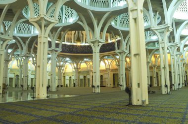 Sarawak, Malezya-14 Ekim 2014: Sarawak eyalet Camii iç. Bir büyük ana kiliseye büyük ve güzel bir kubbe ile örtülü ve diğer küçük kubbe ile desteklenen cami vardır. 