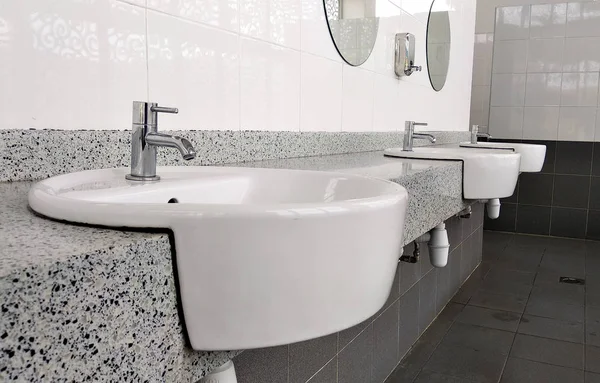 Umumi Tuvalet Tezgahı Leğenler Muslukları Yüz Aynalarıyla Dolu Kamu Kullanımı — Stok fotoğraf