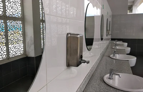 Umumi Tuvalet Tezgahı Leğenler Muslukları Yüz Aynalarıyla Dolu Kamu Kullanımı — Stok fotoğraf