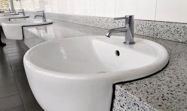 Public Toilet Countertop Complete Basins Water Taps Face Mirror Arranged — Stock Photo, Image
