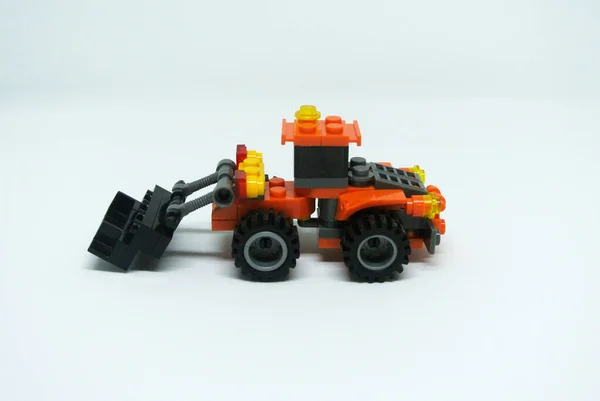 Toy Buldózer Készült Többnyire Narancs Fekete Műanyag Tégla Fehér Alapon — Stock Fotó