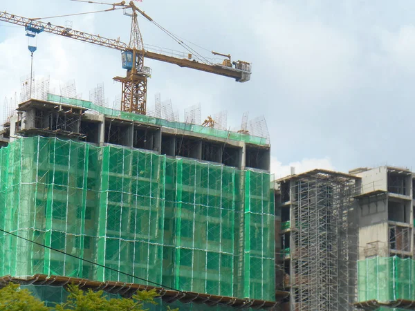 マレーシアのクアラルンプール 2018年6月28日 高層マンションまたはマンション建設中 モダンなファサードデザインで導入されたデザイン マレーシアの都市部では高層アパートが人気がありました — ストック写真