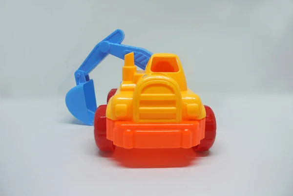 Bunte Kinderspielzeug Bagger Aus Kunststoff Isoliert Auf Weißem Hintergrund — Stockfoto