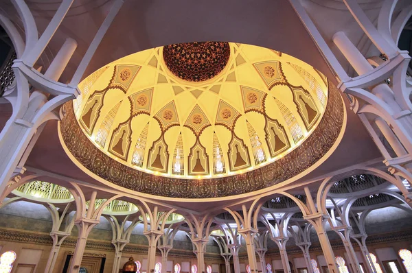 マレーシア サラワク州2014年10月14日 サラワク州モスクのドーム内の模様 東マレーシアのサラワク州最大のイスラム教徒モスク イスラム幾何学に基づく反復パターン設計 — ストック写真