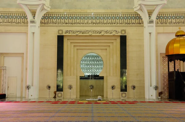 Sarawak, Malezya-14 Ekim 2014: Sarawak eyalet Camii iç. Bir büyük ana kiliseye büyük ve güzel bir kubbe ile örtülü ve diğer küçük kubbe ile desteklenen cami vardır. 