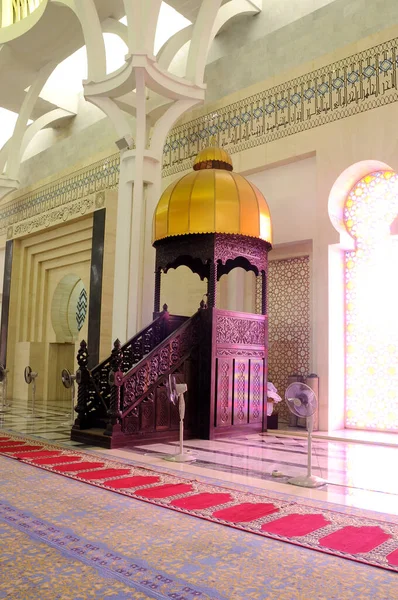 Sarawak, Malezya-14 Ekim 2014: Sarawak eyalet Camii iç. Bir büyük ana kiliseye büyük ve güzel bir kubbe ile örtülü ve diğer küçük kubbe ile desteklenen cami vardır. 