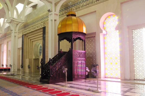 砂拉越 马来西亚 2014年10月14日 砂拉越州清真寺的内部 清真寺有一个大的主祈祷大厅覆盖着一个大而美丽的圆顶和支持其他小圆顶 — 图库照片