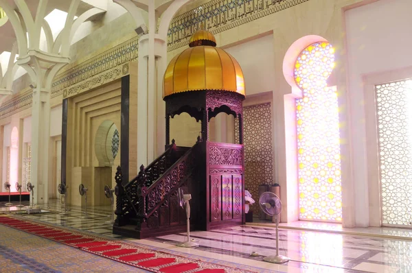 Sarawak, Malezya-14 Ekim 2014: Sarawak eyalet Camii iç. Bir büyük ana kiliseye büyük ve güzel bir kubbe ile örtülü ve diğer küçük kubbe ile desteklenen cami vardır. 