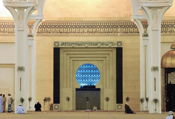 マレーシア サラワク州 2014 サラワク州立モスクの内部 モスクは大きな本堂 つ大きくて美しいドームで覆われ 他の小さなドームで支えられました — ストック写真