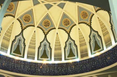 Sarawak, Malezya - 14 Ekim 2014: Sarawak Devlet Camii 'nin ana kubbesi içindeki şablon. Doğu Malezya, Sarawak Eyaleti 'ndeki Müslümanlar için en büyük cami. İslami geometriye dayanan tekrarlama deseni tasarımı. 