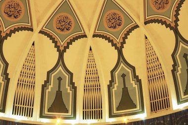 Sarawak, Malezya - 14 Ekim 2014: Sarawak Devlet Camii 'nin ana kubbesi içindeki şablon. Doğu Malezya, Sarawak Eyaleti 'ndeki Müslümanlar için en büyük cami. İslami geometriye dayanan tekrarlama deseni tasarımı. 