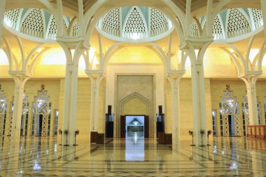 Sarawak, Malezya-14 Ekim 2014: Sarawak eyalet Camii iç. Bir büyük ana kiliseye büyük ve güzel bir kubbe ile örtülü ve diğer küçük kubbe ile desteklenen cami vardır. 
