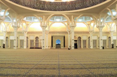 Sarawak, Malezya-14 Ekim 2014: Sarawak eyalet Camii iç. Bir büyük ana kiliseye büyük ve güzel bir kubbe ile örtülü ve diğer küçük kubbe ile desteklenen cami vardır. 