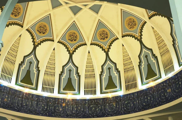 Sarawak, Malezya - 14 Ekim 2014: Sarawak Devlet Camii 'nin ana kubbesi içindeki şablon. Doğu Malezya, Sarawak Eyaleti 'ndeki Müslümanlar için en büyük cami. İslami geometriye dayanan tekrarlama deseni tasarımı. 