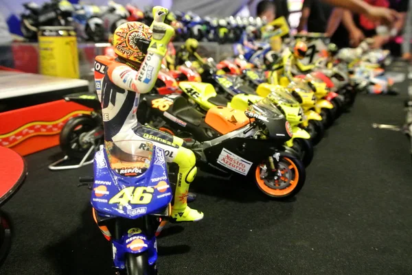 マレーシアのクアラルンプール 2016年7月30日 スポーツバイクモデルのミニチュアがテーブルにセットされています モデルの一部はモゴップ選手権モデルから複製された — ストック写真