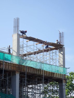 Kuala Lumpur, Malezya -Januari 11, 2017: İnşaat alanında güçlendirilmiş beton yapı. Posta, kiriş ve levha inşaat işçilerinin ahşap biçimlerini kullanarak inşa edildi.. 