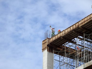 Kuala Lumpur, Malezya -Januari 11, 2017: İnşaat alanında güçlendirilmiş beton yapı. Posta, kiriş ve levha inşaat işçilerinin ahşap biçimlerini kullanarak inşa edildi.. 