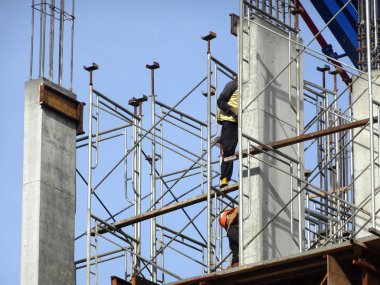 Kuala Lumpur, Malezya -Januari 11, 2017: İnşaat alanında güçlendirilmiş beton yapı. Posta, kiriş ve levha inşaat işçilerinin ahşap biçimlerini kullanarak inşa edildi.. 