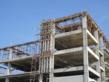 Kuala Lumpur, Malezya -Januari 11, 2017: İnşaat alanında güçlendirilmiş beton yapı. Posta, kiriş ve levha inşaat işçilerinin ahşap biçimlerini kullanarak inşa edildi.. 