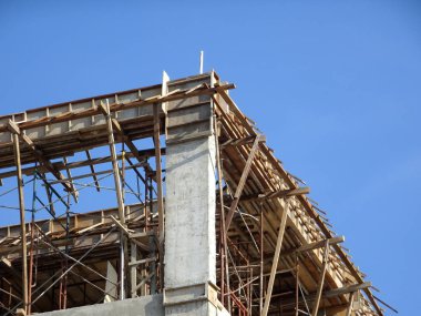 Kuala Lumpur, Malezya -Januari 11, 2017: İnşaat alanında güçlendirilmiş beton yapı. Posta, kiriş ve levha inşaat işçilerinin ahşap biçimlerini kullanarak inşa edildi.. 