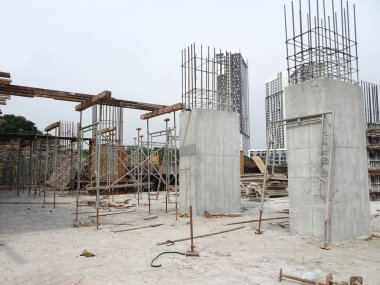 Kuala Lumpur, Malezya -Januari 11, 2017: İnşaat alanındaki inşaat yapısının bir parçası olarak beton takviye sütunu. Kereste ve metal biçimlerini kalıp olarak kullanan işçiler tarafından inşa edilmiştir..  