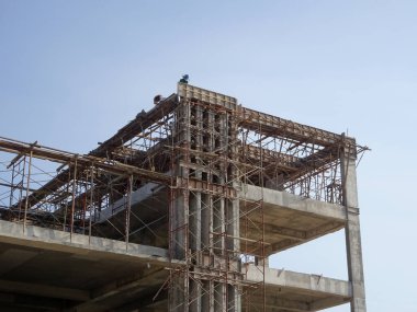 Kuala Lumpur, Malezya -Januari 11, 2017: İnşaat alanındaki inşaat yapısının bir parçası olarak beton takviye sütunu. Kereste ve metal biçimlerini kalıp olarak kullanan işçiler tarafından inşa edilmiştir..  