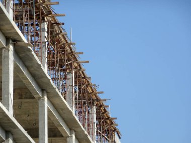 Kuala Lumpur, Malezya -Januari 11, 2017: İnşaat alanındaki inşaat yapısının bir parçası olarak beton takviye sütunu. Kereste ve metal biçimlerini kalıp olarak kullanan işçiler tarafından inşa edilmiştir..  