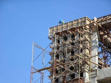 Kuala Lumpur, Malezya -Januari 11, 2017: İnşaat alanındaki inşaat yapısının bir parçası olarak beton takviye sütunu. Kereste ve metal biçimlerini kalıp olarak kullanan işçiler tarafından inşa edilmiştir..  
