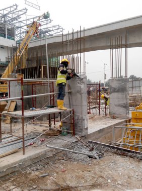 Kuala Lumpur, Malezya -Januari 11, 2017: İnşaat alanındaki inşaat yapısının bir parçası olarak beton takviye sütunu. Kereste ve metal biçimlerini kalıp olarak kullanan işçiler tarafından inşa edilmiştir..  