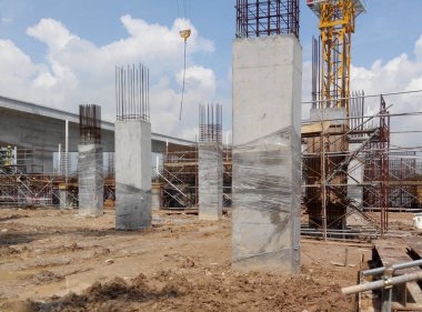 Kuala Lumpur, Malezya -Januari 11, 2017: İnşaat alanındaki inşaat yapısının bir parçası olarak beton takviye sütunu. Kereste ve metal biçimlerini kalıp olarak kullanan işçiler tarafından inşa edilmiştir..  