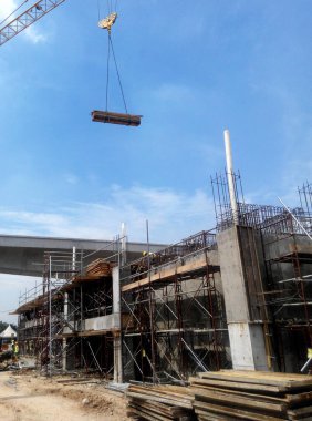 Kuala Lumpur, Malezya -Januari 11, 2017: İnşaat alanındaki inşaat yapısının bir parçası olarak beton takviye sütunu. Kereste ve metal biçimlerini kalıp olarak kullanan işçiler tarafından inşa edilmiştir..  