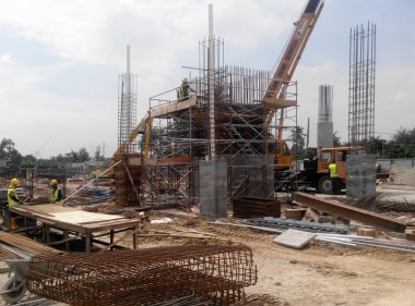Kuala Lumpur, Malezya -Januari 11, 2017: İnşaat alanındaki inşaat yapısının bir parçası olarak beton takviye sütunu. Kereste ve metal biçimlerini kalıp olarak kullanan işçiler tarafından inşa edilmiştir..  