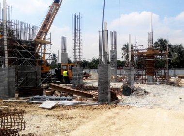 Kuala Lumpur, Malezya -Januari 11, 2017: İnşaat alanındaki inşaat yapısının bir parçası olarak beton takviye sütunu. Kereste ve metal biçimlerini kalıp olarak kullanan işçiler tarafından inşa edilmiştir..  