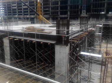 Kuala Lumpur, Malezya -Januari 11, 2017: İnşaat alanındaki inşaat yapısının bir parçası olarak beton takviye sütunu. Kereste ve metal biçimlerini kalıp olarak kullanan işçiler tarafından inşa edilmiştir..  