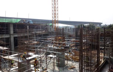Kuala Lumpur, Malezya -Januari 11, 2017: İnşaat alanındaki inşaat yapısının bir parçası olarak beton takviye sütunu. Kereste ve metal biçimlerini kalıp olarak kullanan işçiler tarafından inşa edilmiştir..  