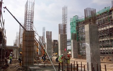 Kuala Lumpur, Malezya -Januari 11, 2017: İnşaat alanındaki inşaat yapısının bir parçası olarak beton takviye sütunu. Kereste ve metal biçimlerini kalıp olarak kullanan işçiler tarafından inşa edilmiştir..  