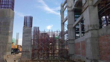 Kuala Lumpur, Malezya -Januari 11, 2017: İnşaat alanındaki inşaat yapısının bir parçası olarak beton takviye sütunu. Kereste ve metal biçimlerini kalıp olarak kullanan işçiler tarafından inşa edilmiştir..  