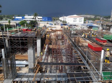 Kuala Lumpur, Malezya -Januari 11, 2017: İnşaat alanındaki inşaat yapısının bir parçası olarak beton takviye sütunu. Kereste ve metal biçimlerini kalıp olarak kullanan işçiler tarafından inşa edilmiştir..  