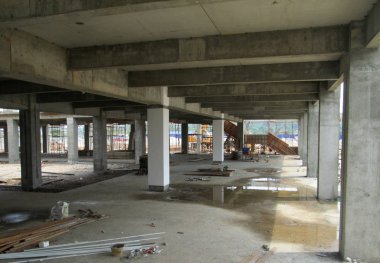 Kuala Lumpur, Malezya -Januari 11, 2017: İnşaat alanındaki inşaat yapısının bir parçası olarak beton takviye sütunu. Kereste ve metal biçimlerini kalıp olarak kullanan işçiler tarafından inşa edilmiştir..  
