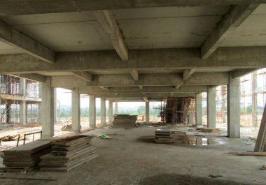 Kuala Lumpur, Malezya -Januari 11, 2017: İnşaat alanındaki inşaat yapısının bir parçası olarak beton takviye sütunu. Kereste ve metal biçimlerini kalıp olarak kullanan işçiler tarafından inşa edilmiştir..  