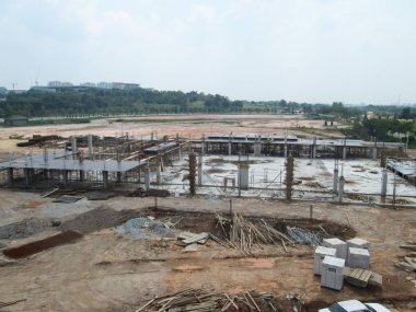 Kuala Lumpur, Malezya -Januari 11, 2017: İnşaat alanındaki inşaat yapısının bir parçası olarak beton takviye sütunu. Kereste ve metal biçimlerini kalıp olarak kullanan işçiler tarafından inşa edilmiştir..  