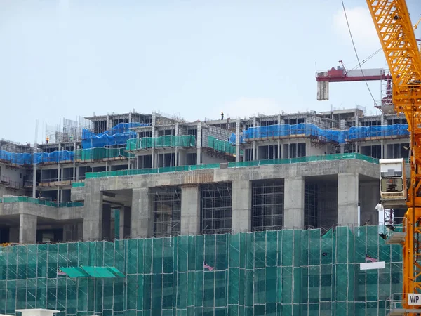 マレーシア クアラルンプール 2016年6月6日建設中の土石流が落下するのを防ぐため 建設中の建物の外部にプラスチックまたはナイロンネットを設置 一時設置 — ストック写真