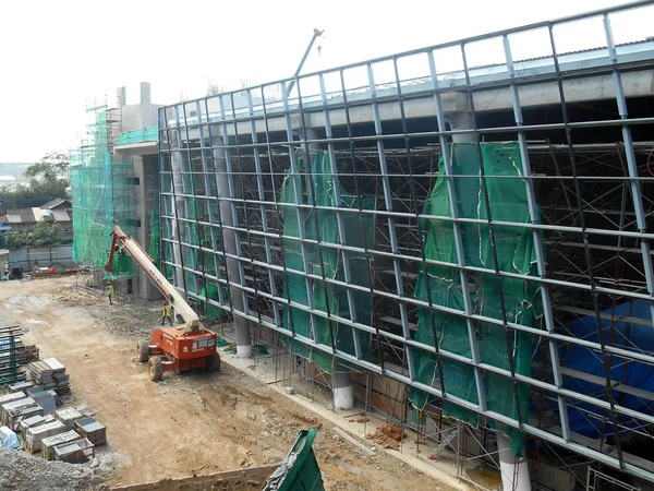 马来西亚吉隆坡 2016年6月6日 在在建建筑外部竖立塑料或尼龙网 以防止建筑碎片坠落 临时安装 — 图库照片