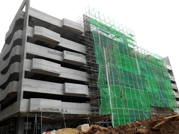 マレーシア クアラルンプール 2016年6月6日建設中の土石流が落下するのを防ぐため 建設中の建物の外部にプラスチックまたはナイロンネットを設置 一時設置 — ストック写真