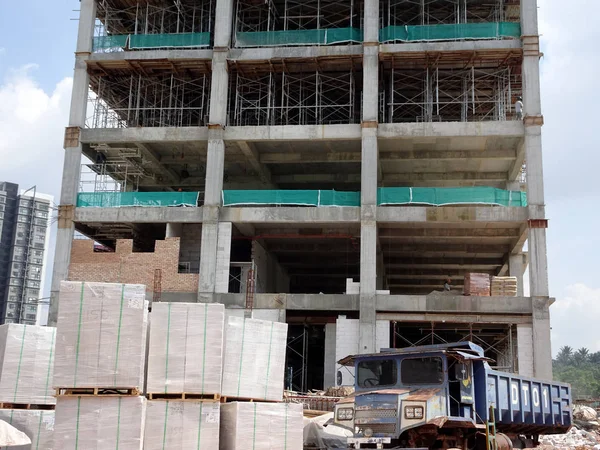 マレーシア クアラルンプール 2017年1月11日建設現場における鉄筋コンクリート構造物の建設 建設労働者による木材加工を利用して建設された柱 スラブ — ストック写真
