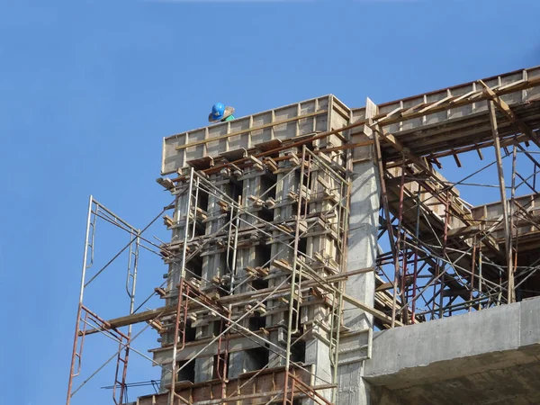 マレーシア クアラルンプール 2017年1月11日建設現場における鉄筋コンクリート構造物の建設 建設労働者による木材加工を利用して建設された柱 スラブ — ストック写真