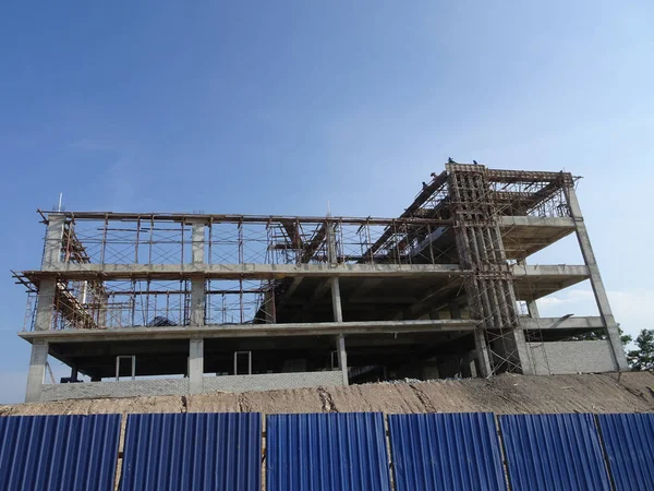 マレーシア クアラルンプール 2017年1月11日建設現場における建築構造物の一部としてのコンクリート柱の補強 金型として木材や金属加工を使用する労働者によって構築されます — ストック写真