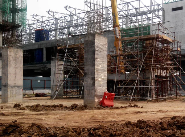Kuala Lumpur, Malezya -Januari 11, 2017: İnşaat alanındaki inşaat yapısının bir parçası olarak beton takviye sütunu. Kereste ve metal biçimlerini kalıp olarak kullanan işçiler tarafından inşa edilmiştir..  
