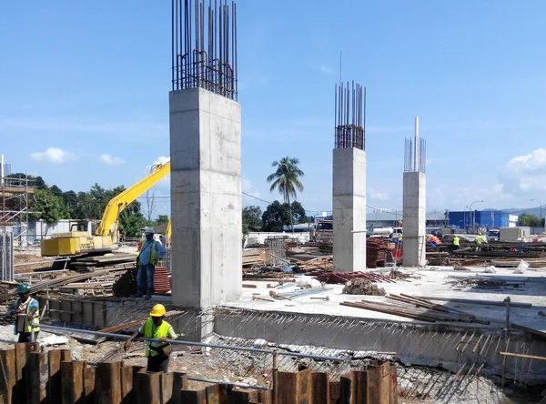 马来西亚吉隆坡 2017年1月11日 钢筋混凝土柱作为建筑工地建筑结构的一部分 工人以木材和金属模板为模子建造 — 图库照片
